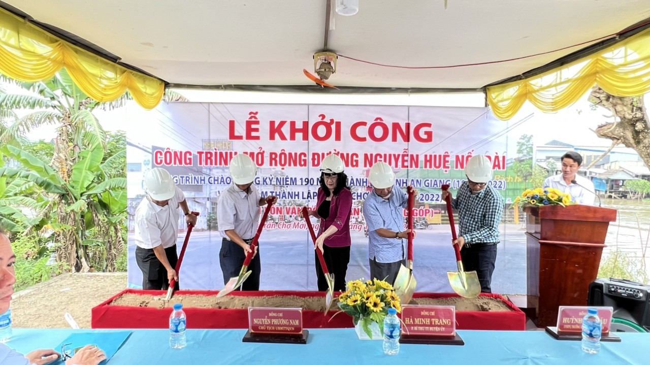 Thị trấn Chợ Mới khởi công đường Nguyễn Huệ - Khóm Thị 2