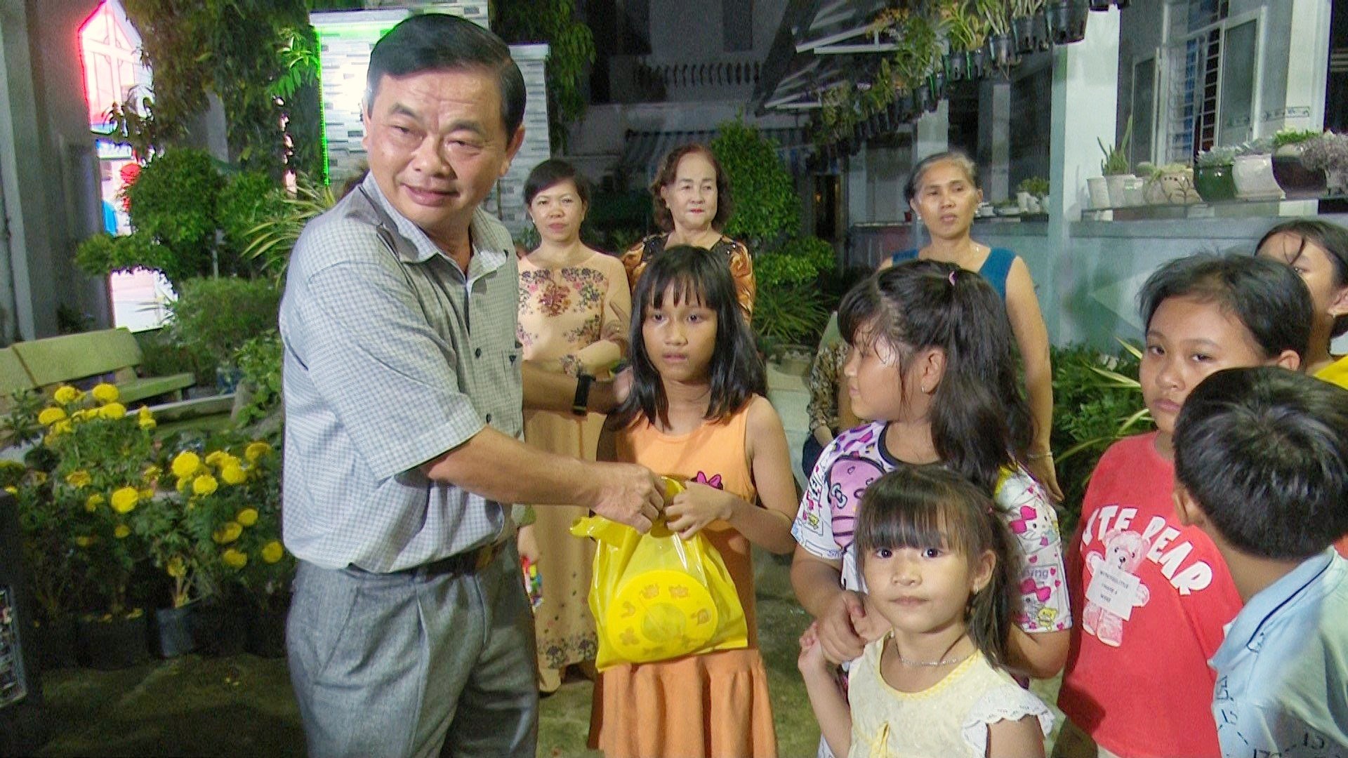 Chủ tịch Hội Nông dân tỉnh An Giang tặng quà Trung thu cho các cháu thiếu nhi tại Huyện Chợ Mới