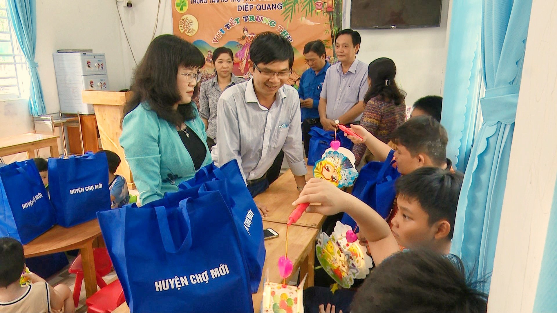 Huyện ủy, UBND huyện Chợ Mới thăm tặng quà Trung thu cho trẻ em đặc biệt