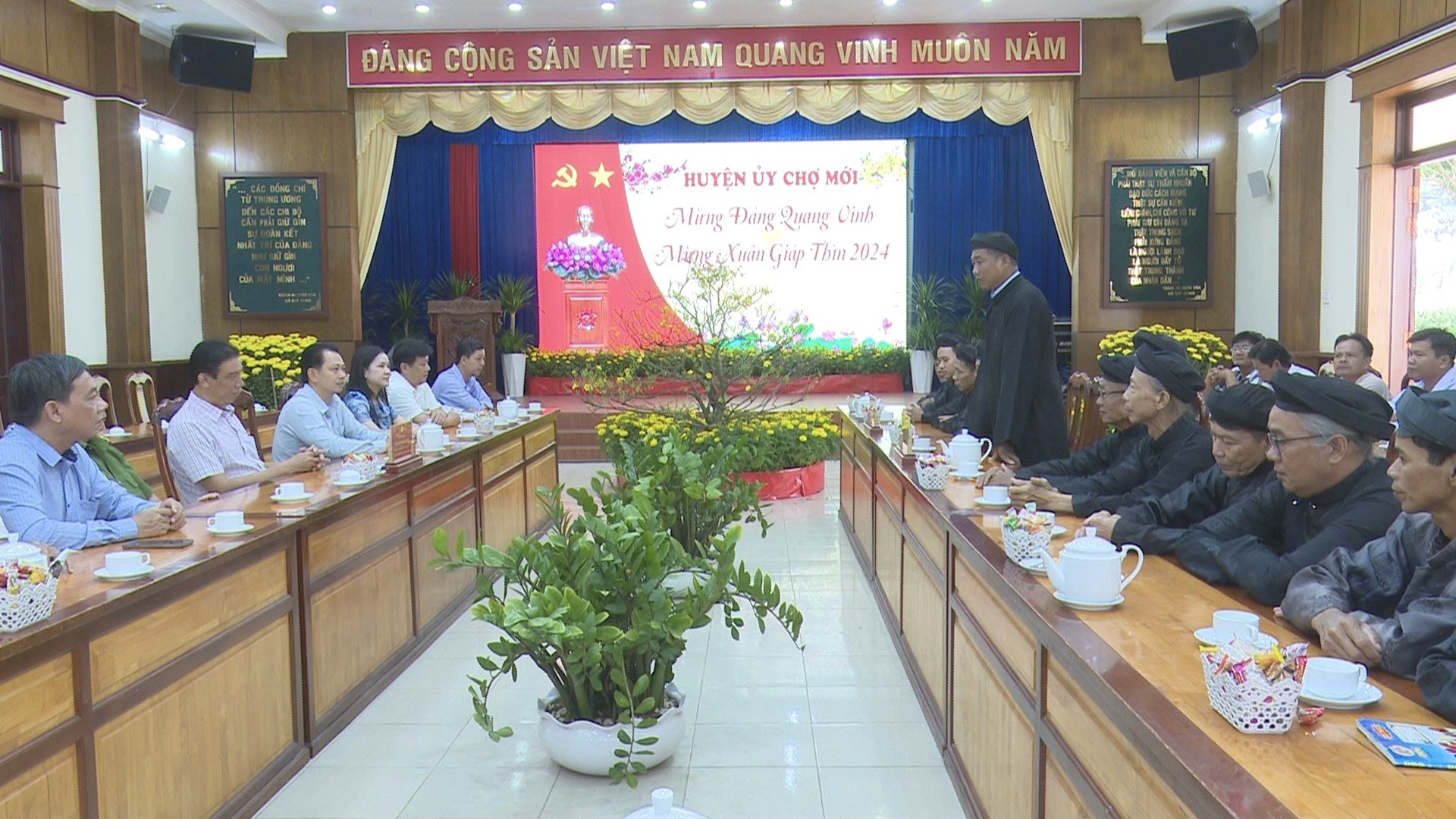 Ban trị sự Trung ương giáo hội PGHH chúc Tết lãnh đạo Huyện ủy, HĐND, UBND, Ủy ban MTTQ Việt Nam huyện Chợ Mới