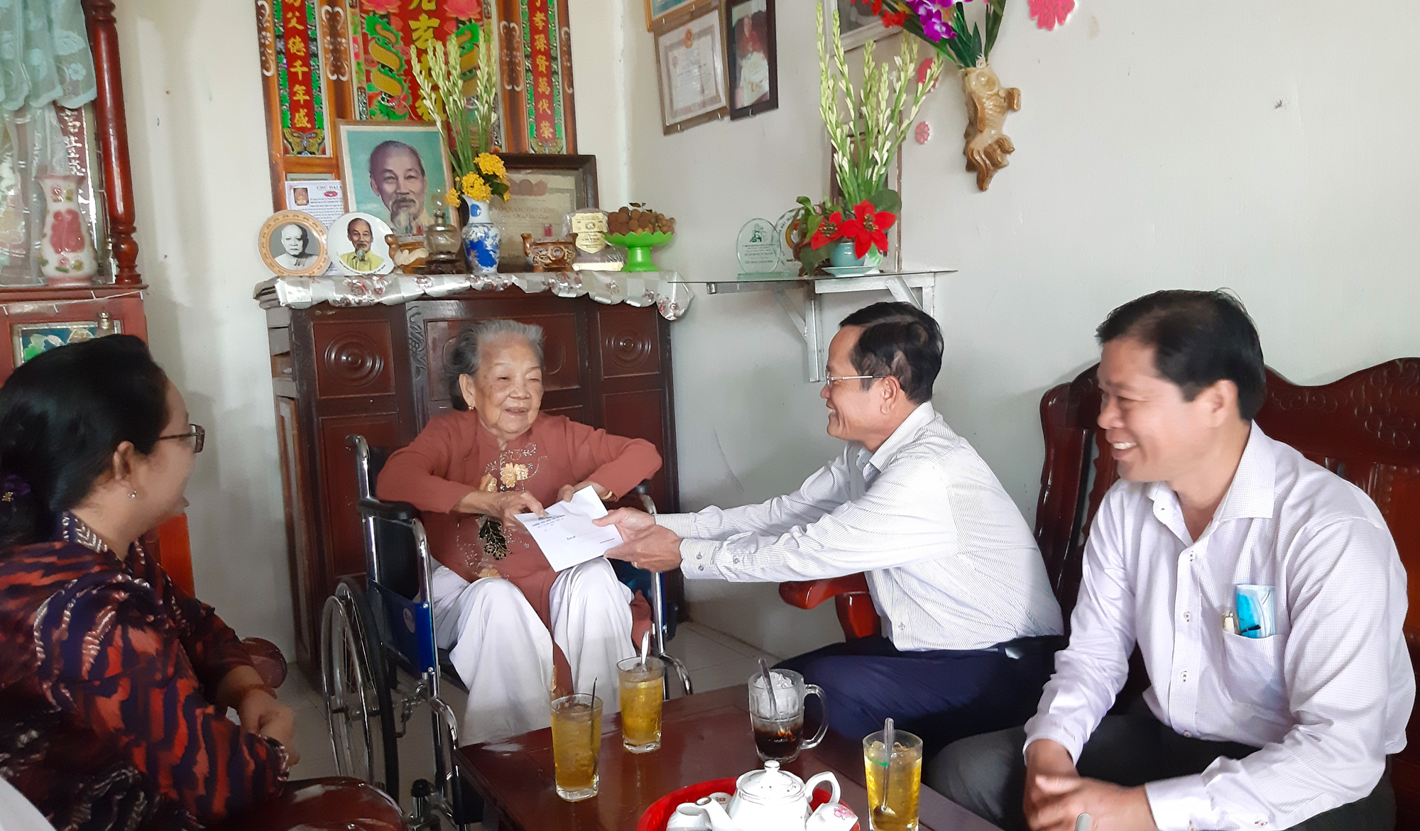 Phó Chủ tịch HĐND tỉnh Đỗ Tấn Kiết thăm gia đình chính sách tiêu biểu huyện Thoại Sơn