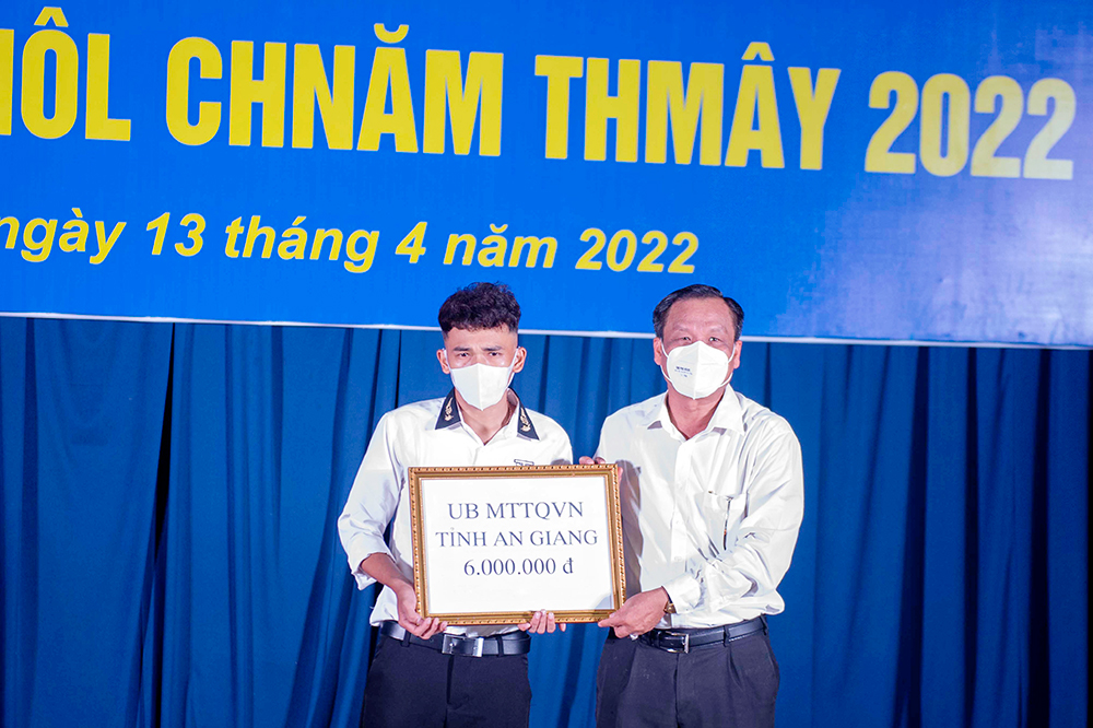 Tặng quà CHol CHnam Thmay