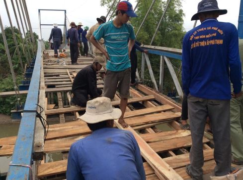  Ảnh: Cầu tuyến dân cư Bắc Cỏ Lau được người dân sửa chữa